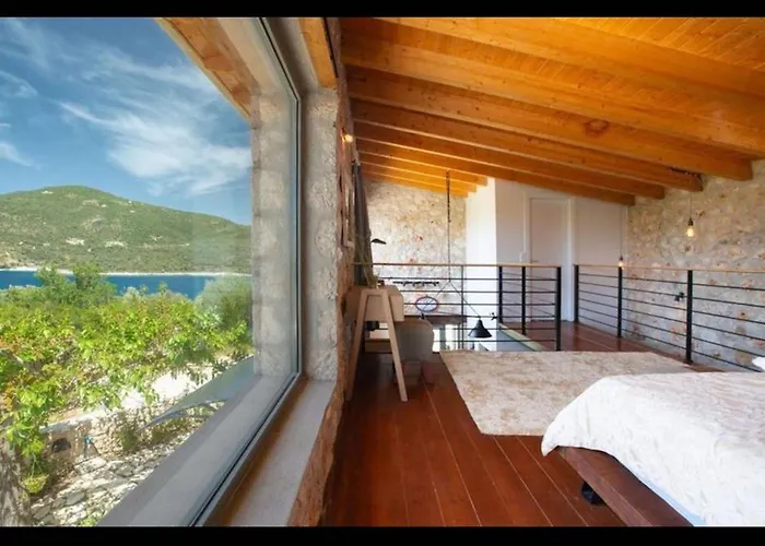 Del Mar Stone House Amuoso Bay Villa