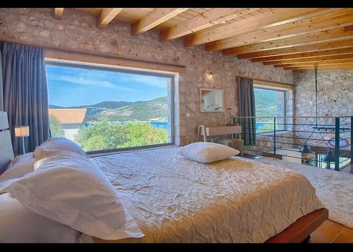 Del Mar Stone House Amuoso Bay Villa *